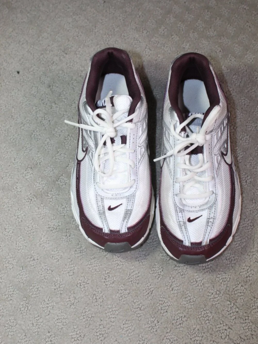 Nike Women's Size 7 Initiator (White Burgundy Crush) IB4688-111